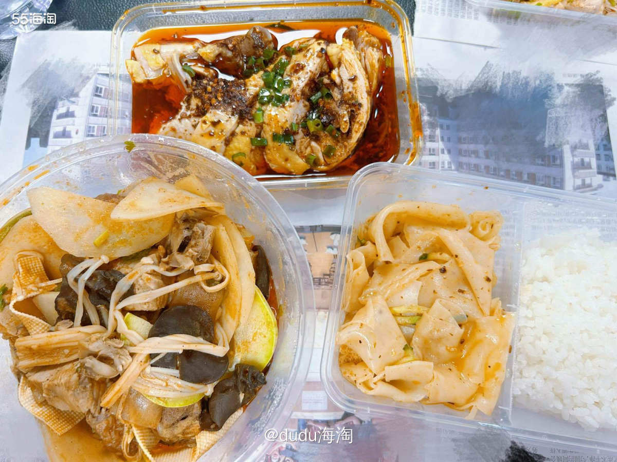 💕今天上午要开会，然后又是吃盒饭的一天啦，今天竟然换盒饭套