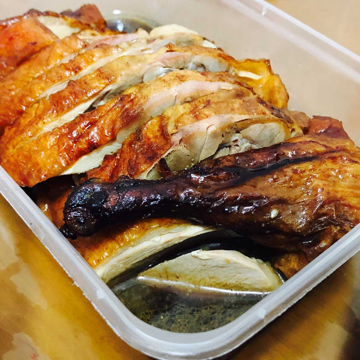 周末大早老爸去了章云烤鸭排队买鸭子，这家店在评事街上也好多年