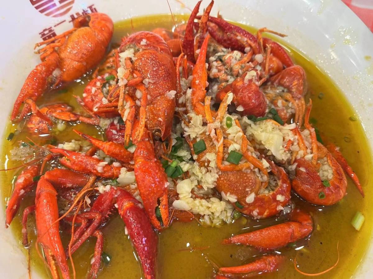 夏天，就是要疯狂吃小龙虾 ，饭店做的蒜泥小龙虾🦞很入味，比