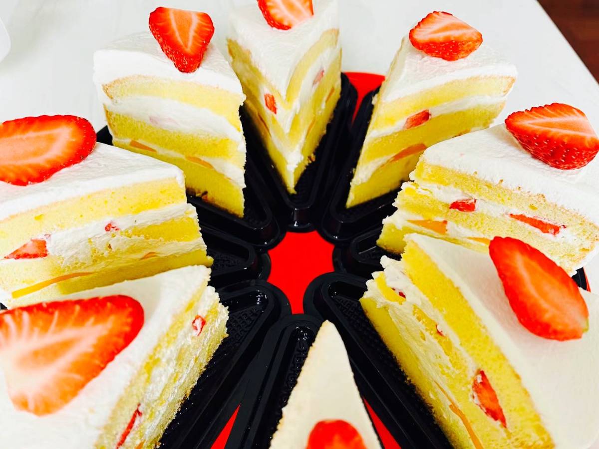 突然很想吃甜点🍮昨晚家里刚好有一瓶淡奶油，现烤了戚风蛋糕胚