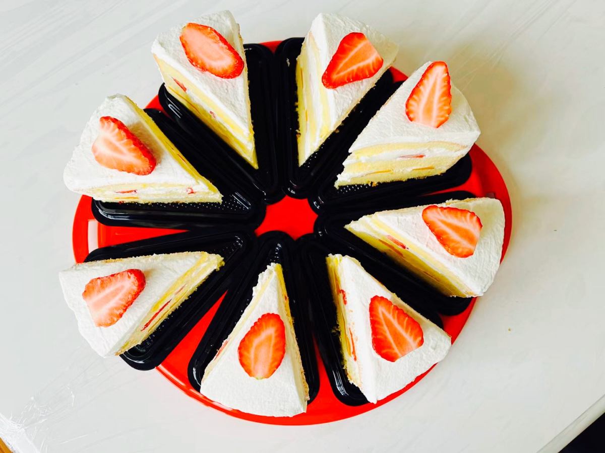 突然很想吃甜点🍮昨晚家里刚好有一瓶淡奶油，现烤了戚风蛋糕胚