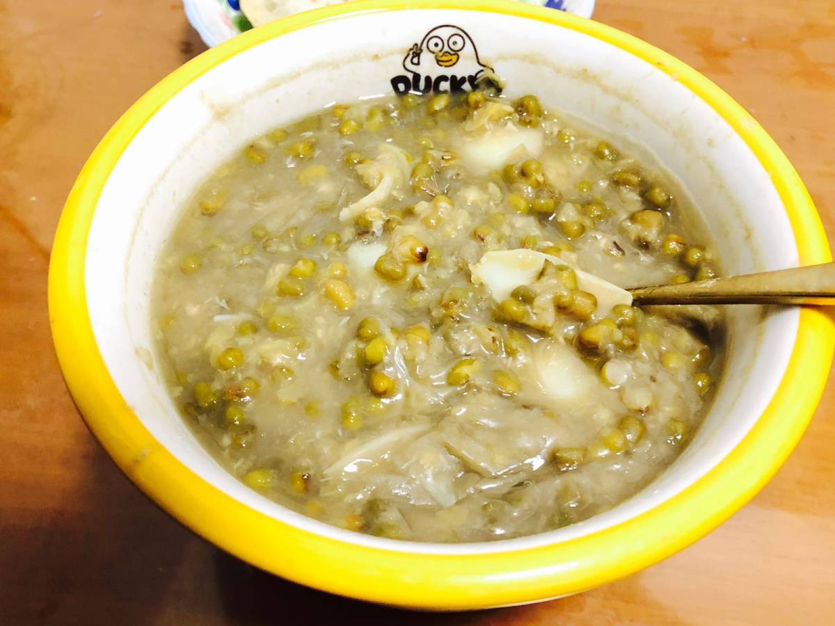 今天的晚餐是绿豆百合汤，然鹅汤煮没了😂变成了绿豆沙了😂这