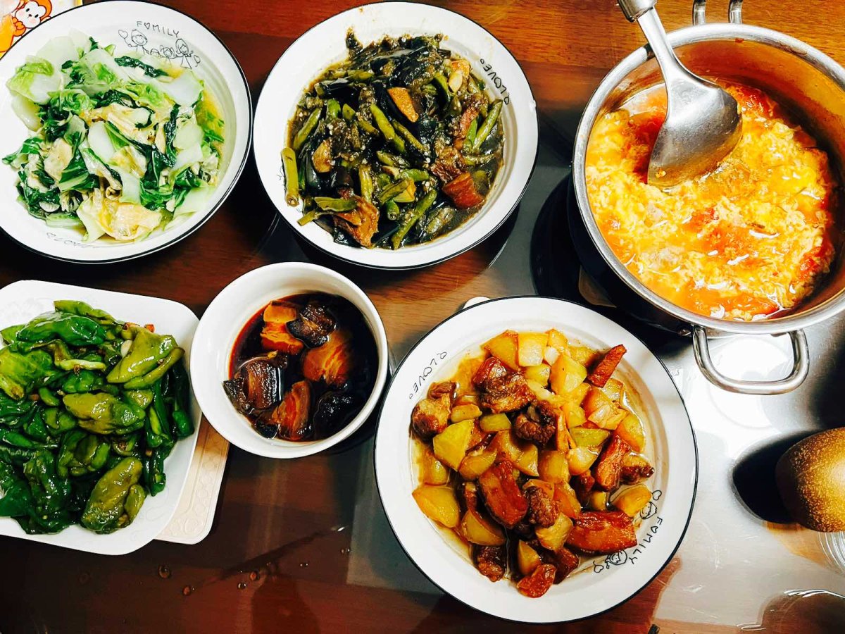 中午将就了一顿，晚上回到家，妈妈给我们做了好几道菜！  🥬