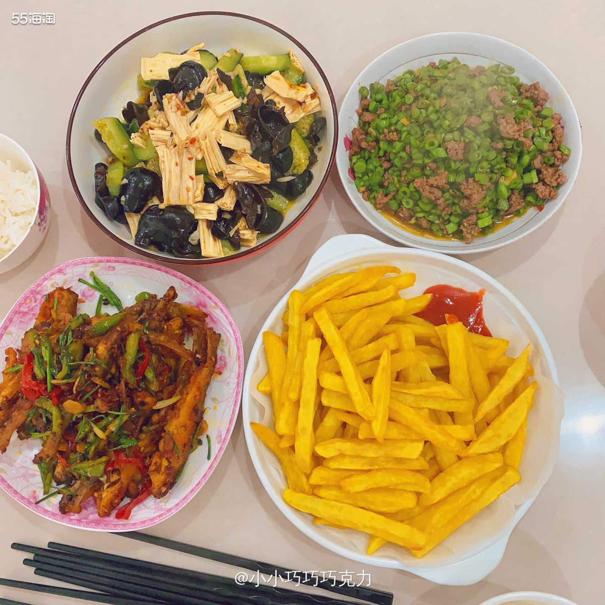 今天家里三个人吃饭妈妈就没有准备太多菜啦，四个简单的菜吃的也