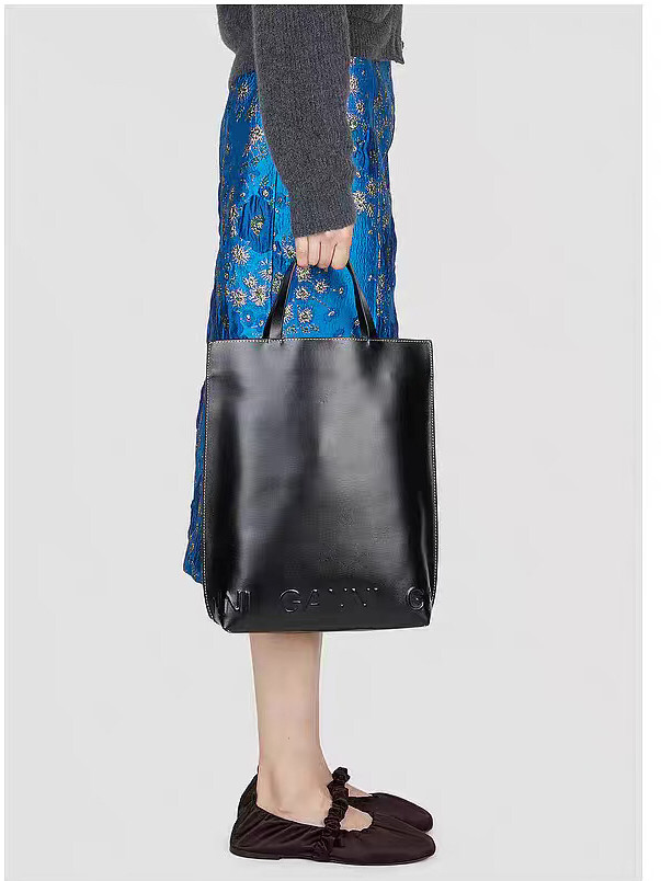 近年来小众设计师成了时尚圈的香饽饽，极简设计加上材质考究还是