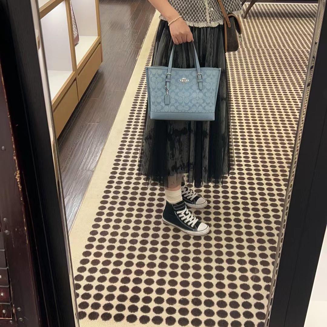coach outlet这款托特25对小个子很友好，同是冰川
