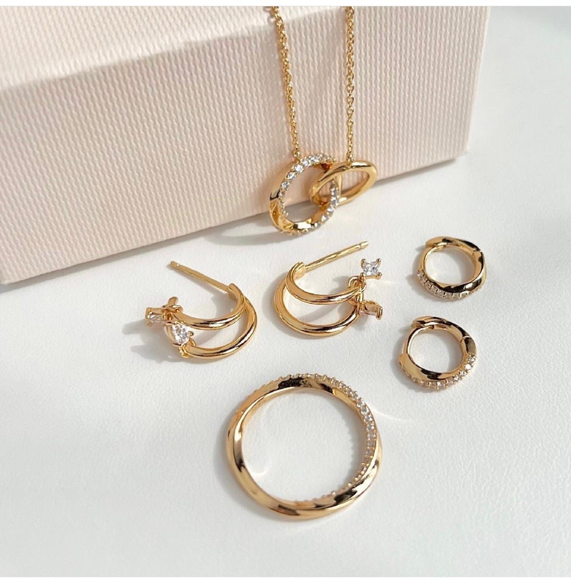 来自英国的小众首饰品牌Astrid & Miyu，品牌创始人