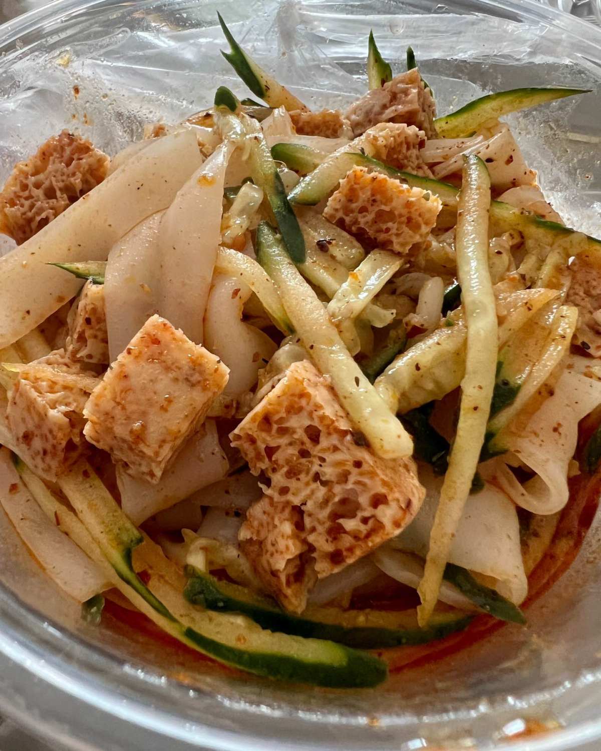 天气太热实在不想吃热的食物，于是就想着点份凉皮应对午餐，但又