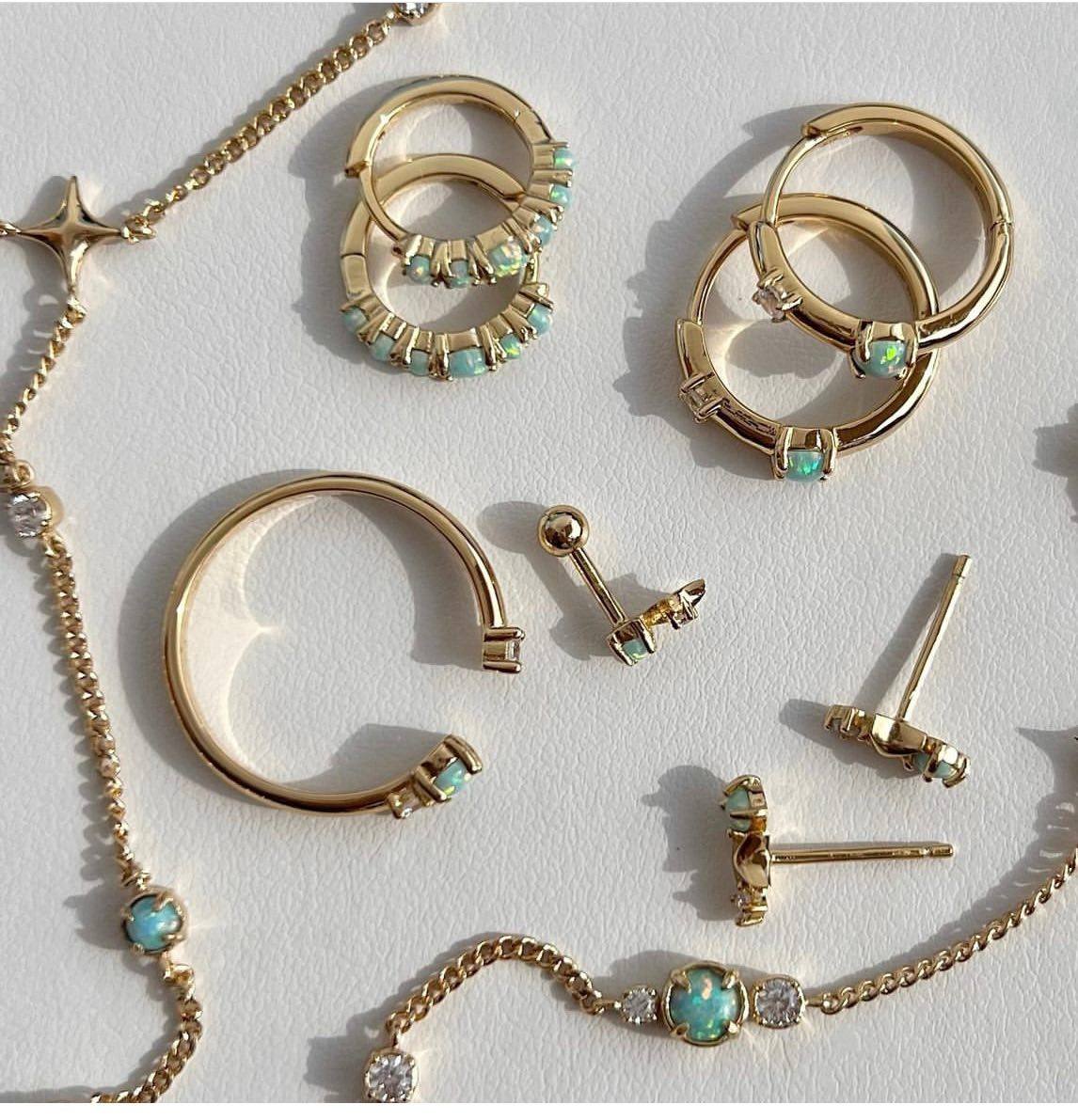 来自英国的小众首饰品牌Astrid & Miyu，品牌创始人