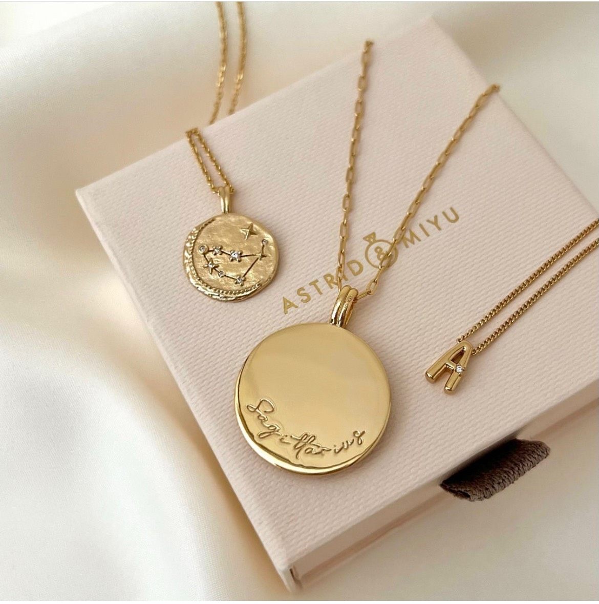 Astrid & Miyu是英国小众首饰品牌，品牌创始人是一