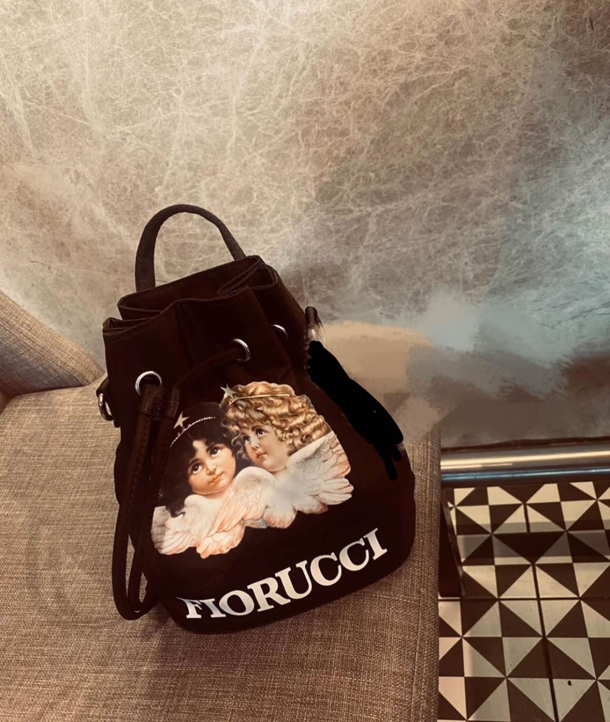 对于通勤需要包包内容量大的除了托特，桶包烧卖包也算实用能装的