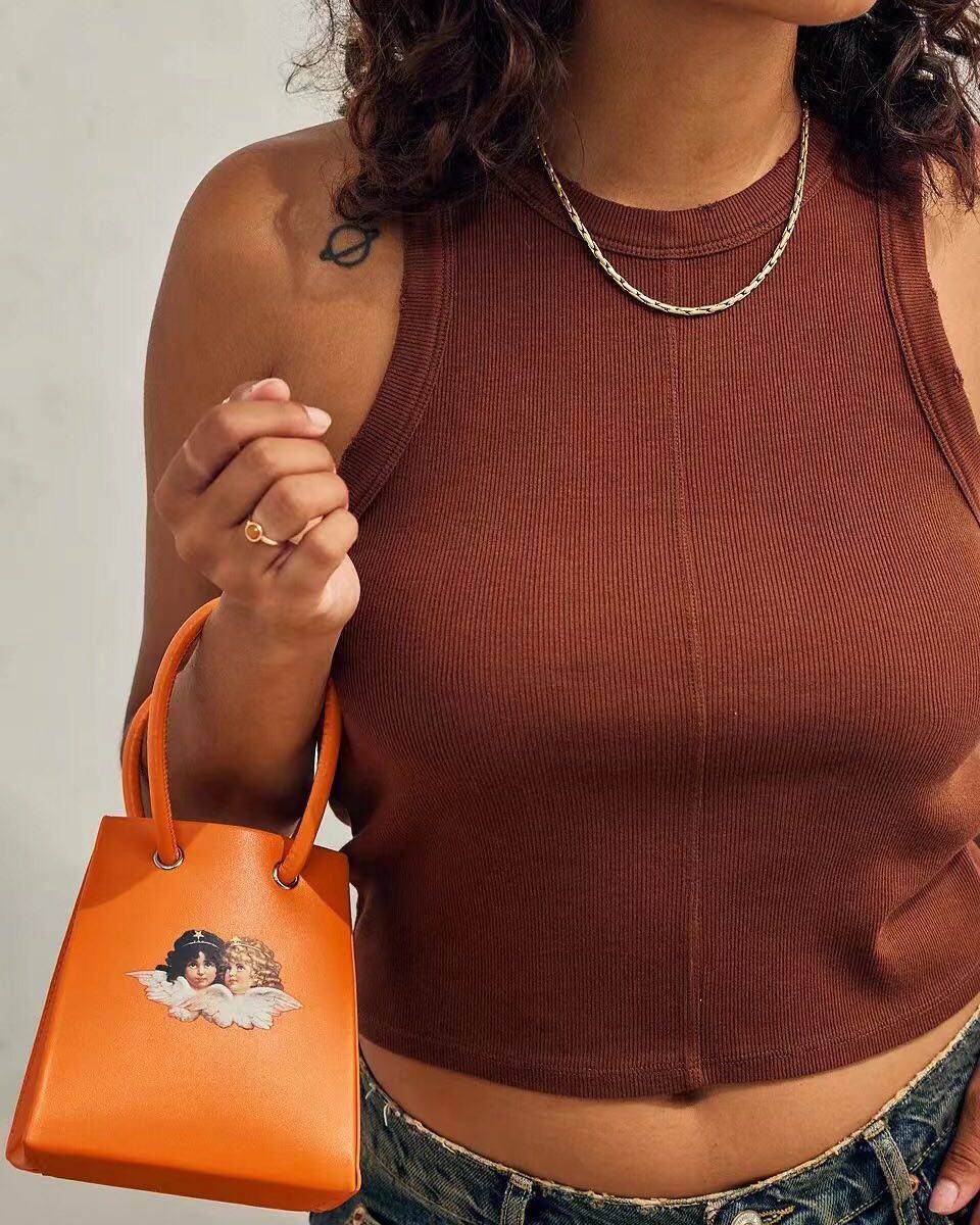 夏天出门小包包更吃香放个手机💄顺便凹造型好看最重要是吧！所