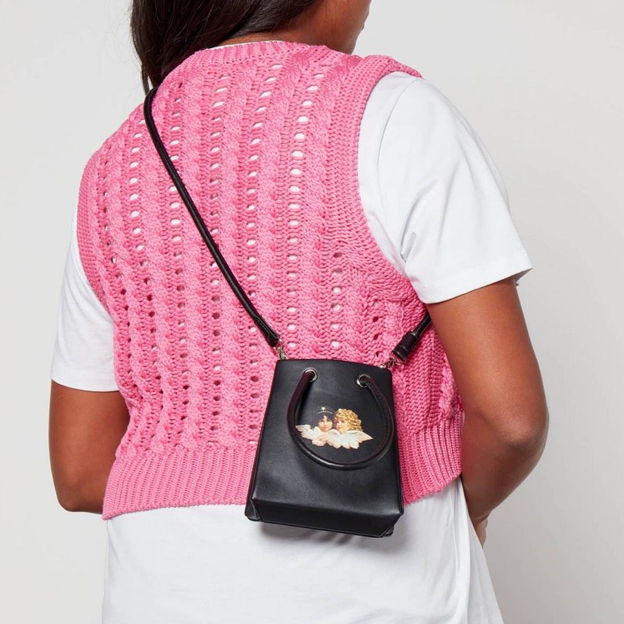 夏天出门小包包更吃香放个手机💄顺便凹造型好看最重要是吧！所