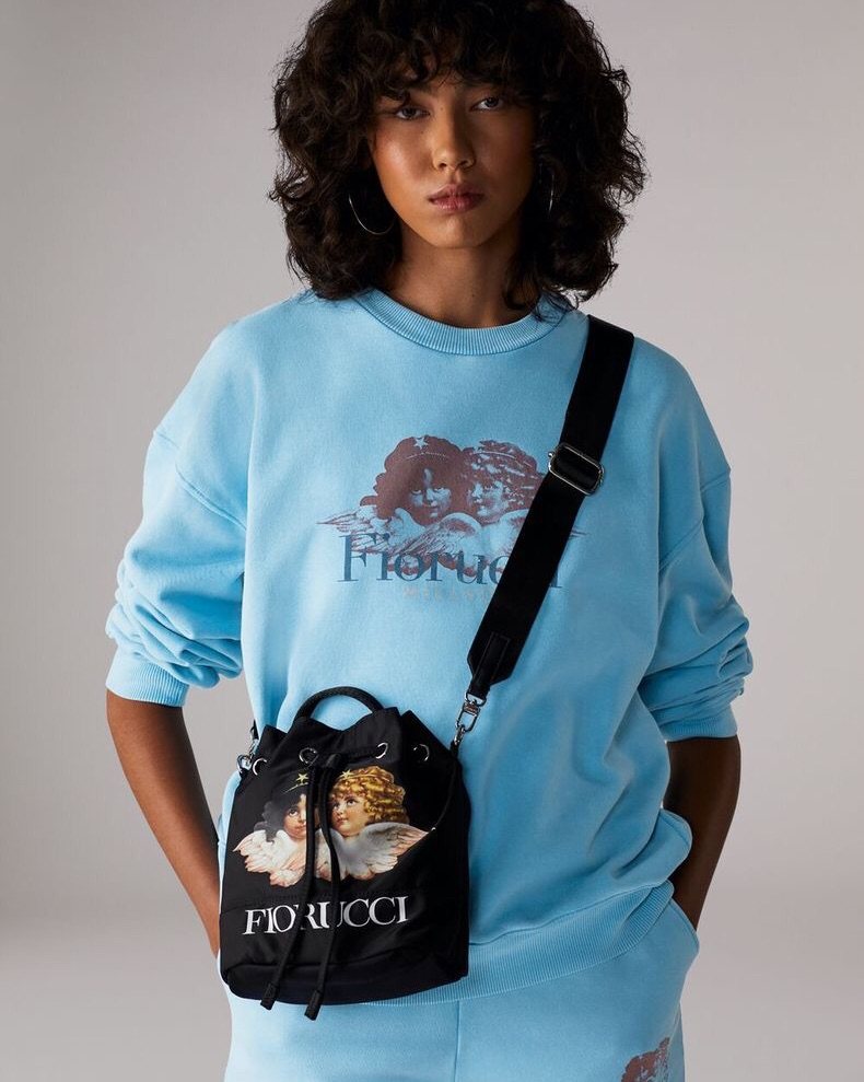 对于通勤需要包包内容量大的除了托特，桶包烧卖包也算实用能装的