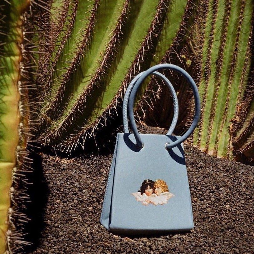 夏天出门小包包更吃香放个手机💄顺便凹造型好看最重要是吧！所