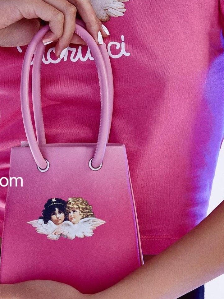 夏天出门小包包更吃香放个手机💄顺便凹造型好看最重要是吧！所