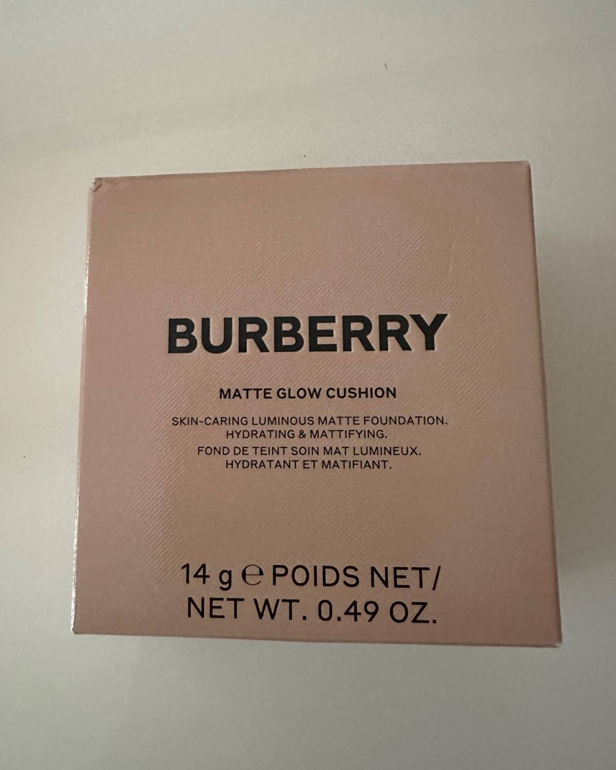 一开始并没想过要买这块气垫，我一直钟情于ysl的黑色皮气垫，