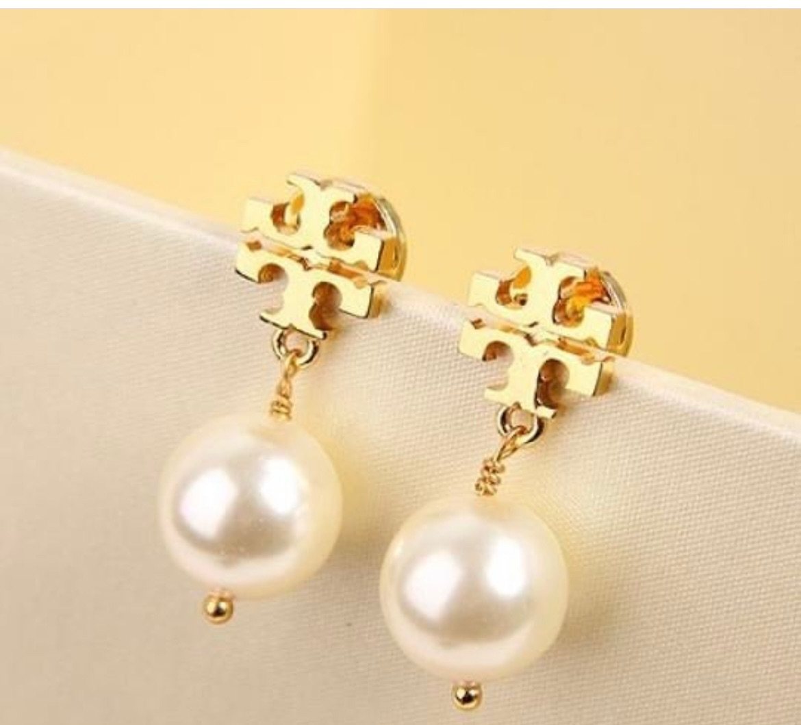 TB家不仅是鞋子好穿，包包好看，饰品类也做得很漂亮，特别是珍