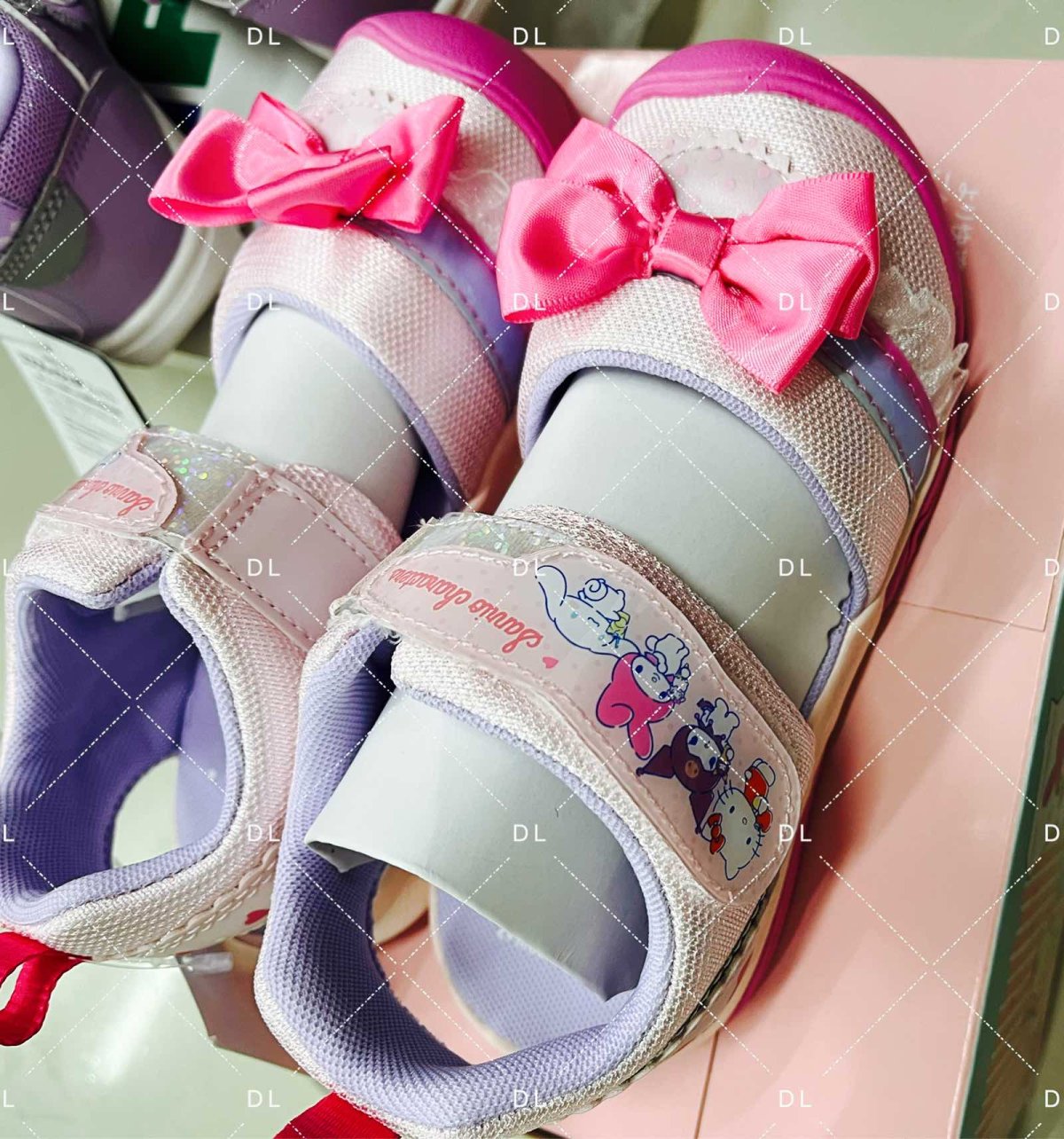 👧去年给孩子买的15码IFME凉鞋穿着很舒服，孩子的小脚硬