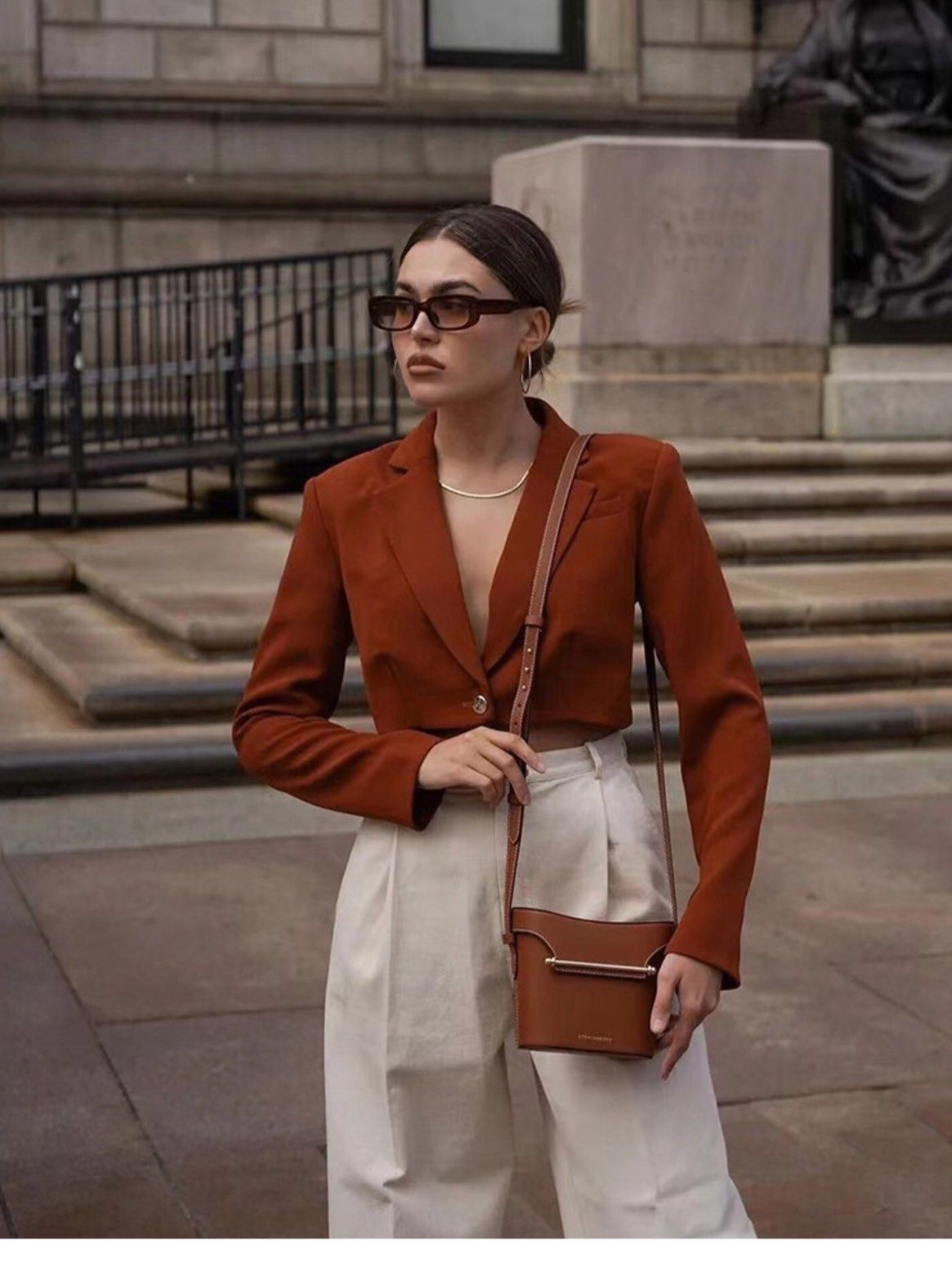 前面分享了Strathberry经典的信封包款式，金属杆设计