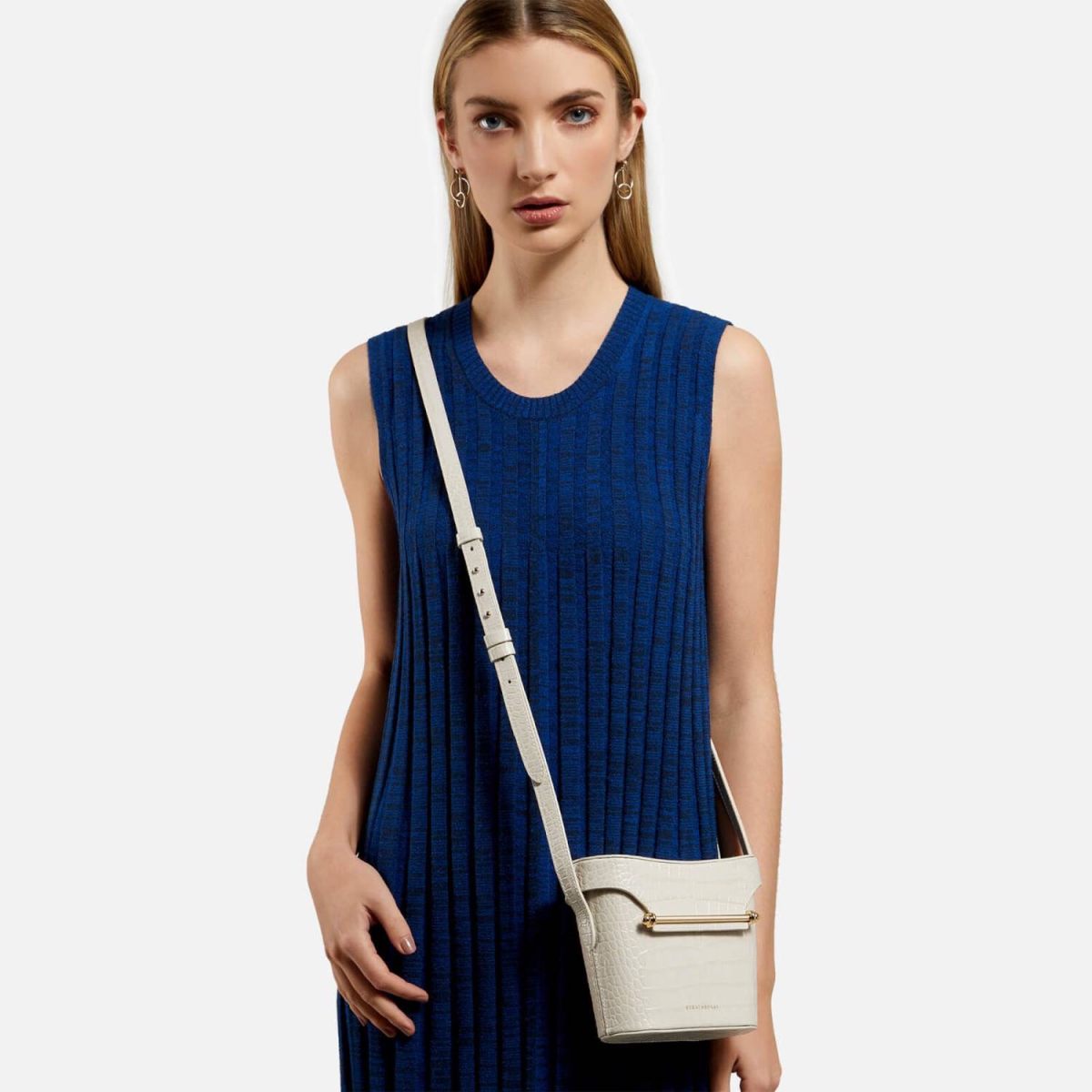 前面分享了Strathberry经典的信封包款式，金属杆设计