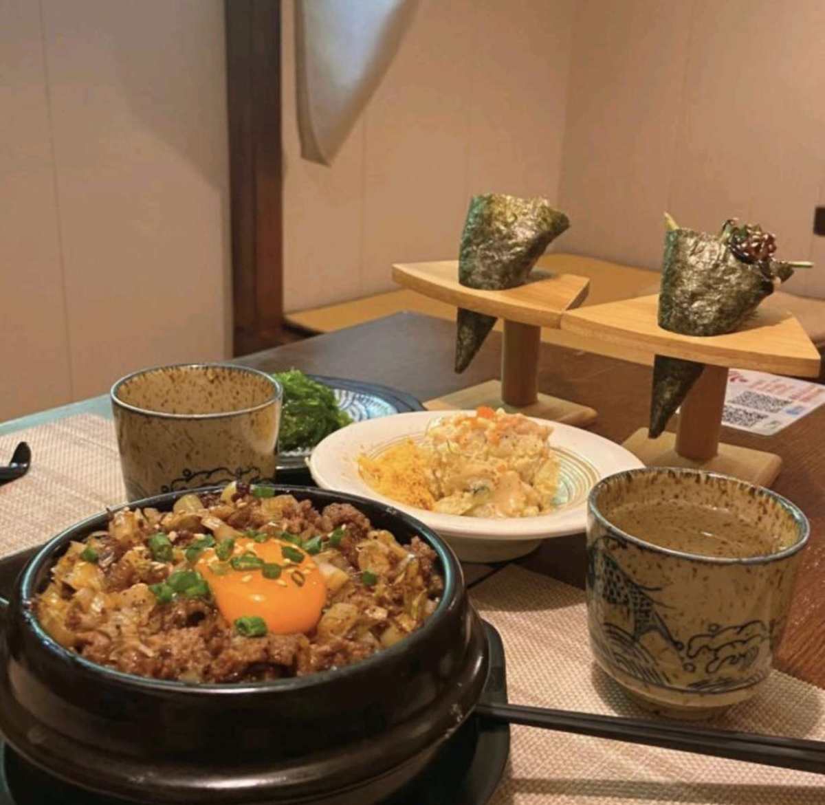 昨天的晚餐是跟队友在外面吃的，抛弃了家里的沫沫宝宝和公公婆婆