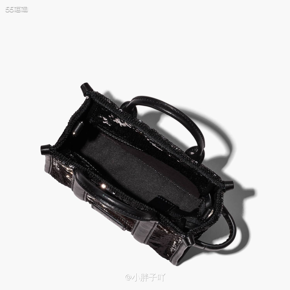 我感觉好像啊，我很少介绍这样子特别亮的款式的包，因为我觉得这