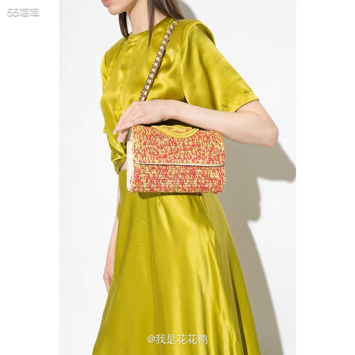 ❤这个包包颜色真的很吸睛，是红色和黄色的草编织而成的，黄色和