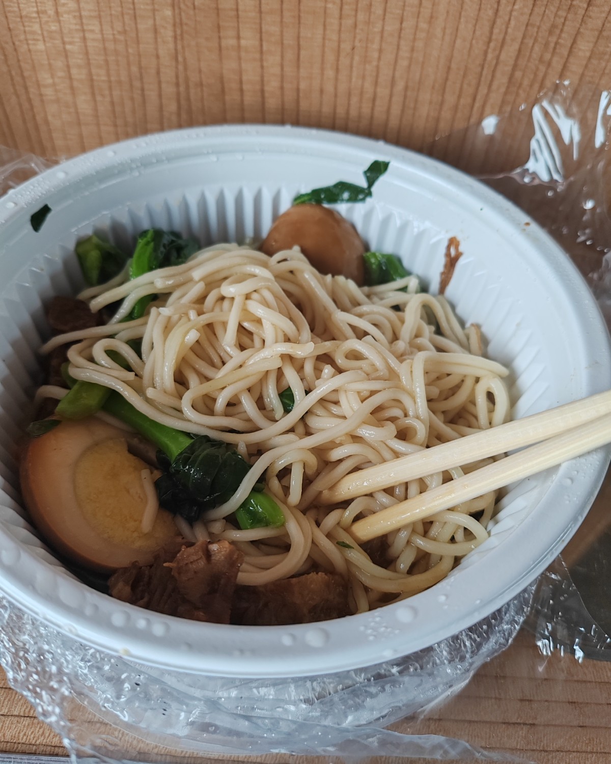 今天出门旅游，高铁6小时，早上卡点的我自然也没时间买零食和吃
