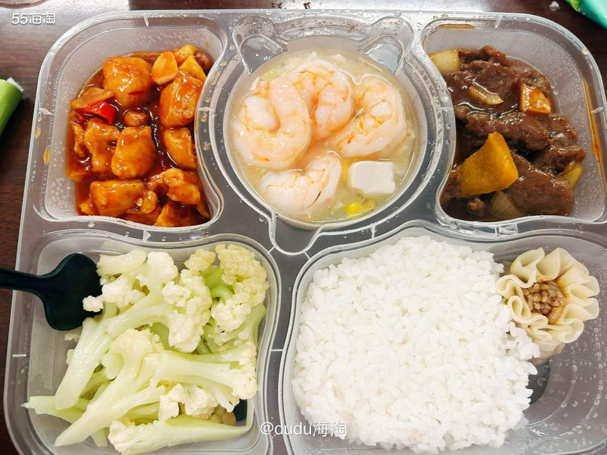 💓今天中午又双叒开会，所以又是安排的盒饭啦，依旧是50RM
