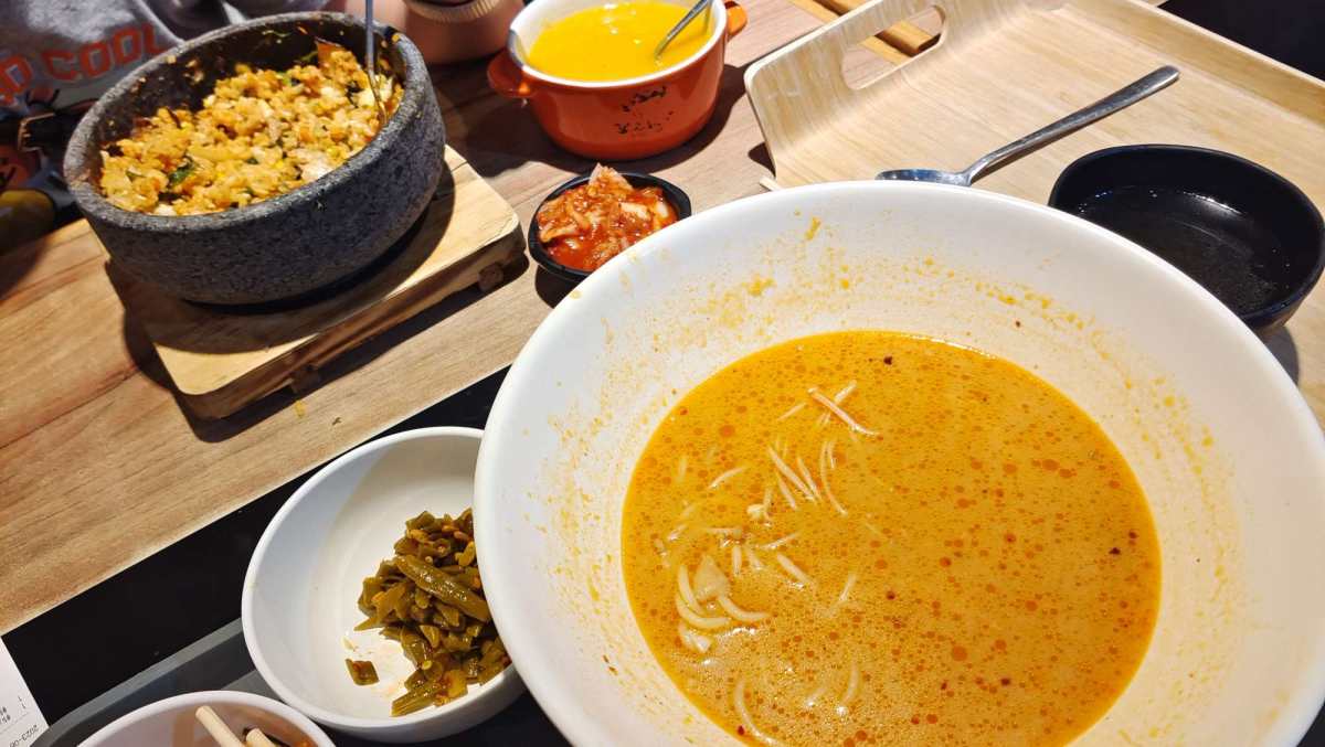 吃完了才想着拍照，和囡囡出去玩，她点了金鱼石锅拌饭+南瓜粥，