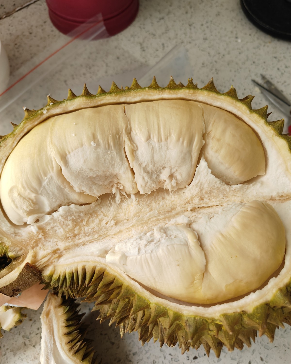 我经常看直播，经常看榴莲，今年都买了好几个榴莲了，花了大几百