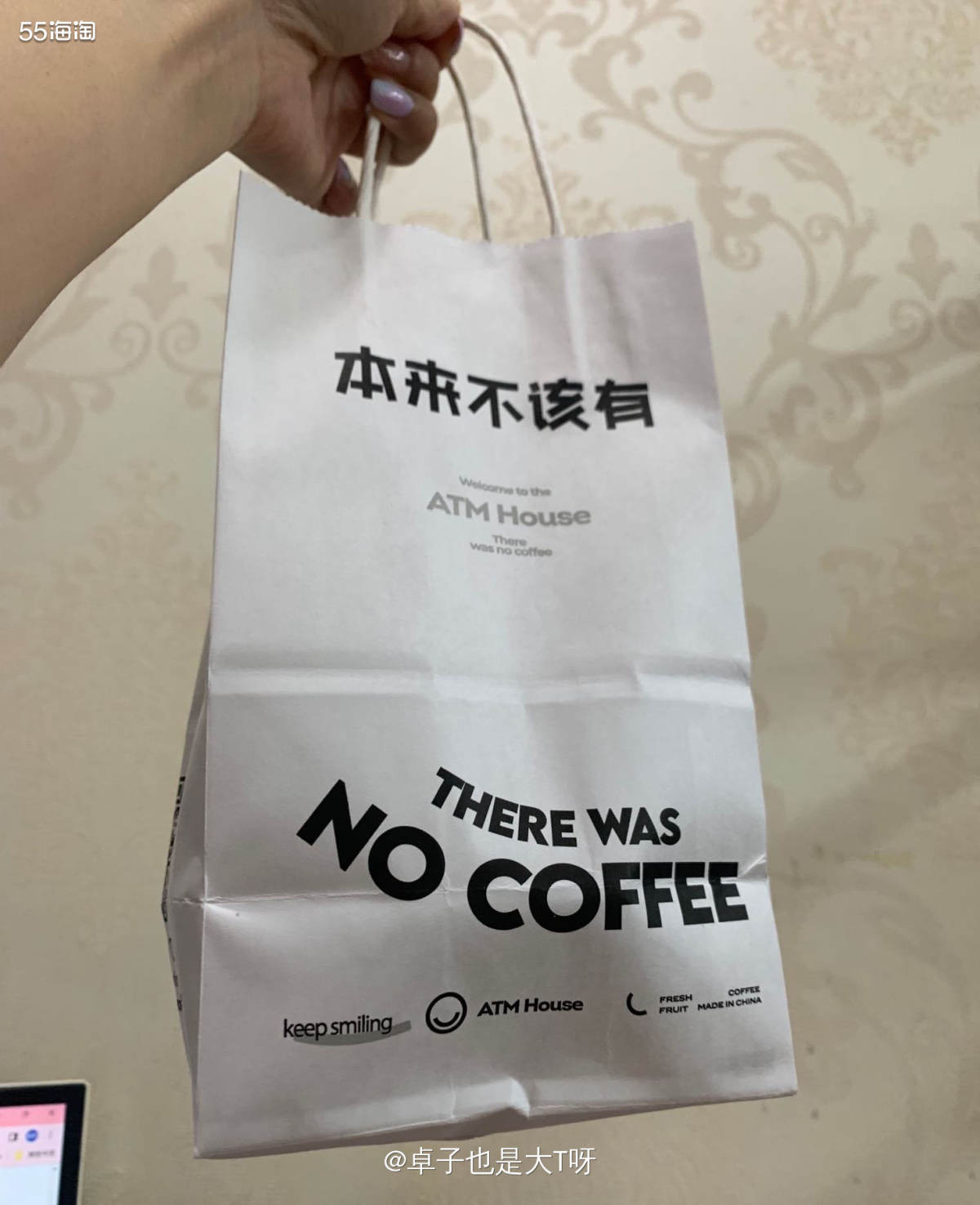 刚回家路上，发现一家名叫本来不该有，门口取咖啡的窗口像ATM