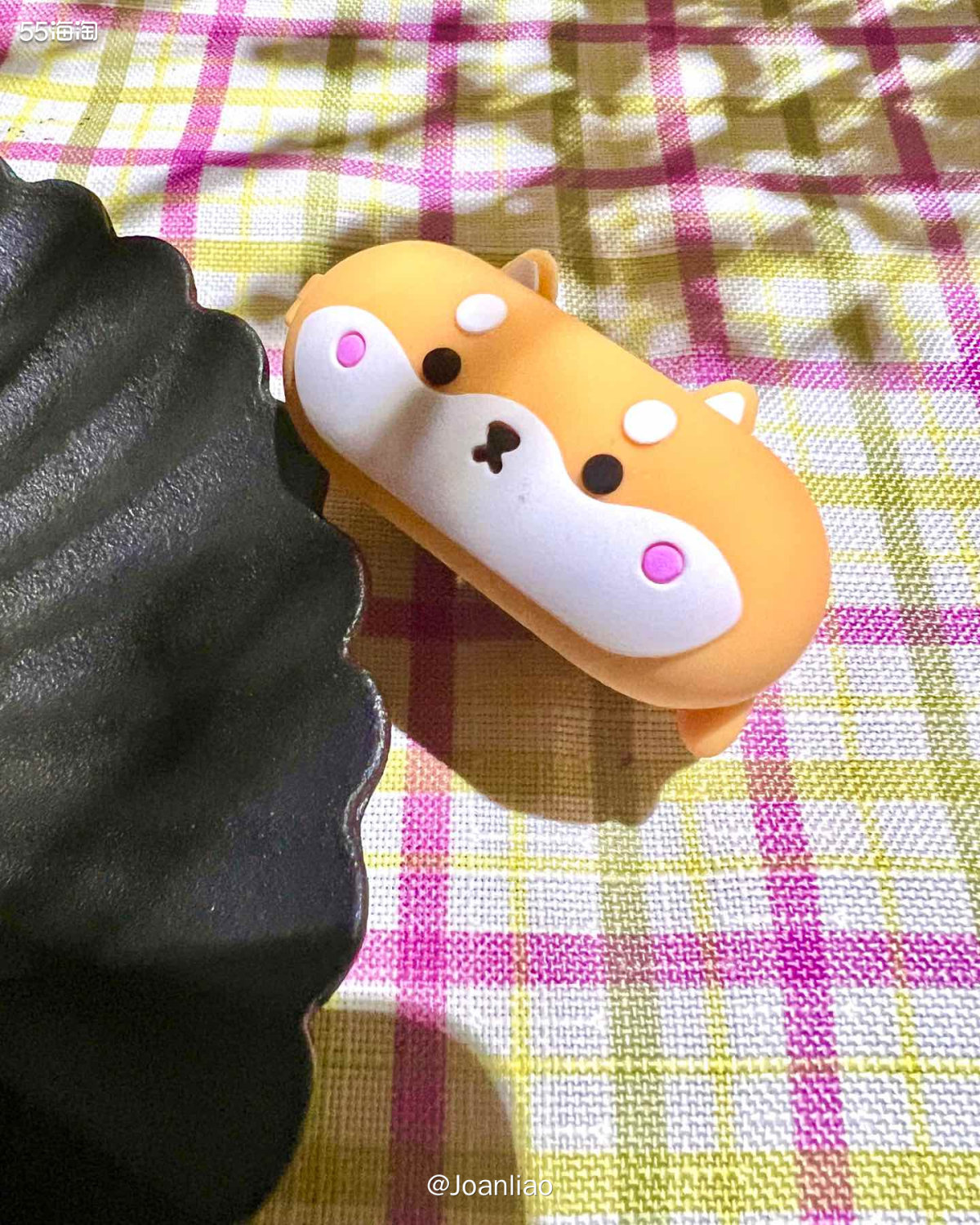 耳机壳总是一不小心就摔地上，而且放在包包里也会有一点点划痕，