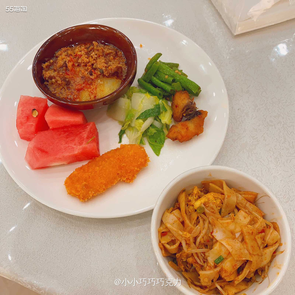 我每天的生活都好简单，早上随便吃点早餐，中午吃食堂，下午吃点