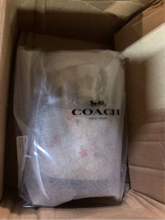 现在小妹妹好喜欢蔻驰包包，找我下单的很多小姑娘都是来买蔻驰包