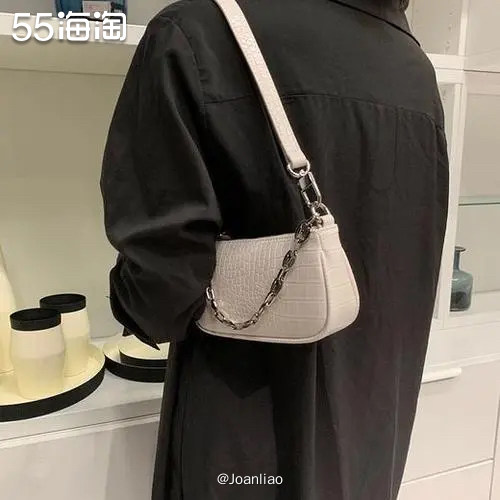 来自保加利亚的小众品牌By Far，设计风格主打的是极简复古