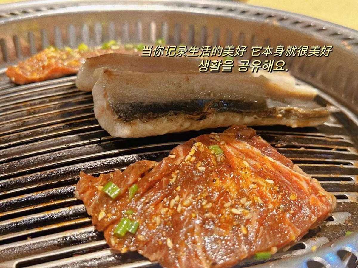 这顿算是我们2个战斗力渣渣的超常发挥的一顿晚餐，吃的烤肉，一