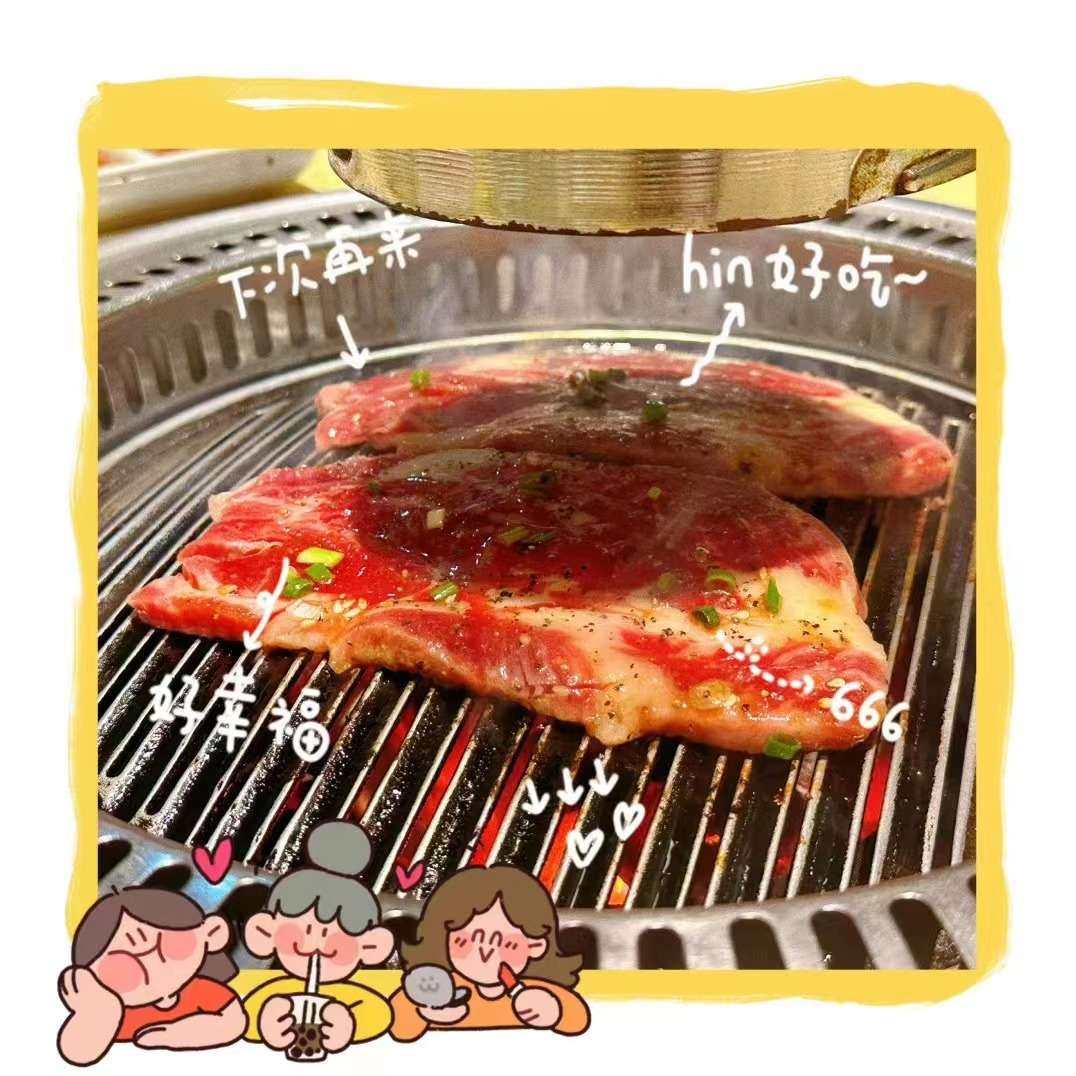 这顿算是我们2个战斗力渣渣的超常发挥的一顿晚餐，吃的烤肉，一