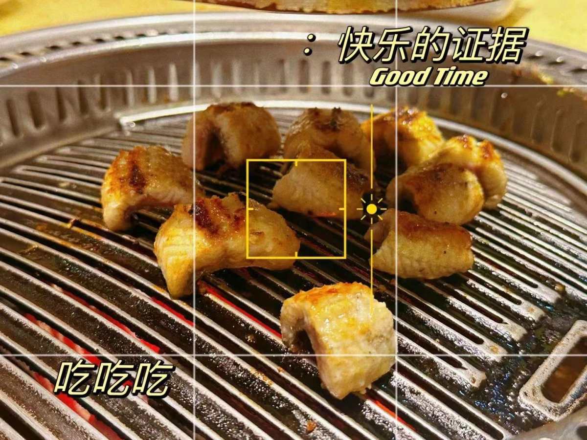 这顿算是我们2个战斗力渣渣的超常发挥的一顿晚餐，吃的烤肉，一