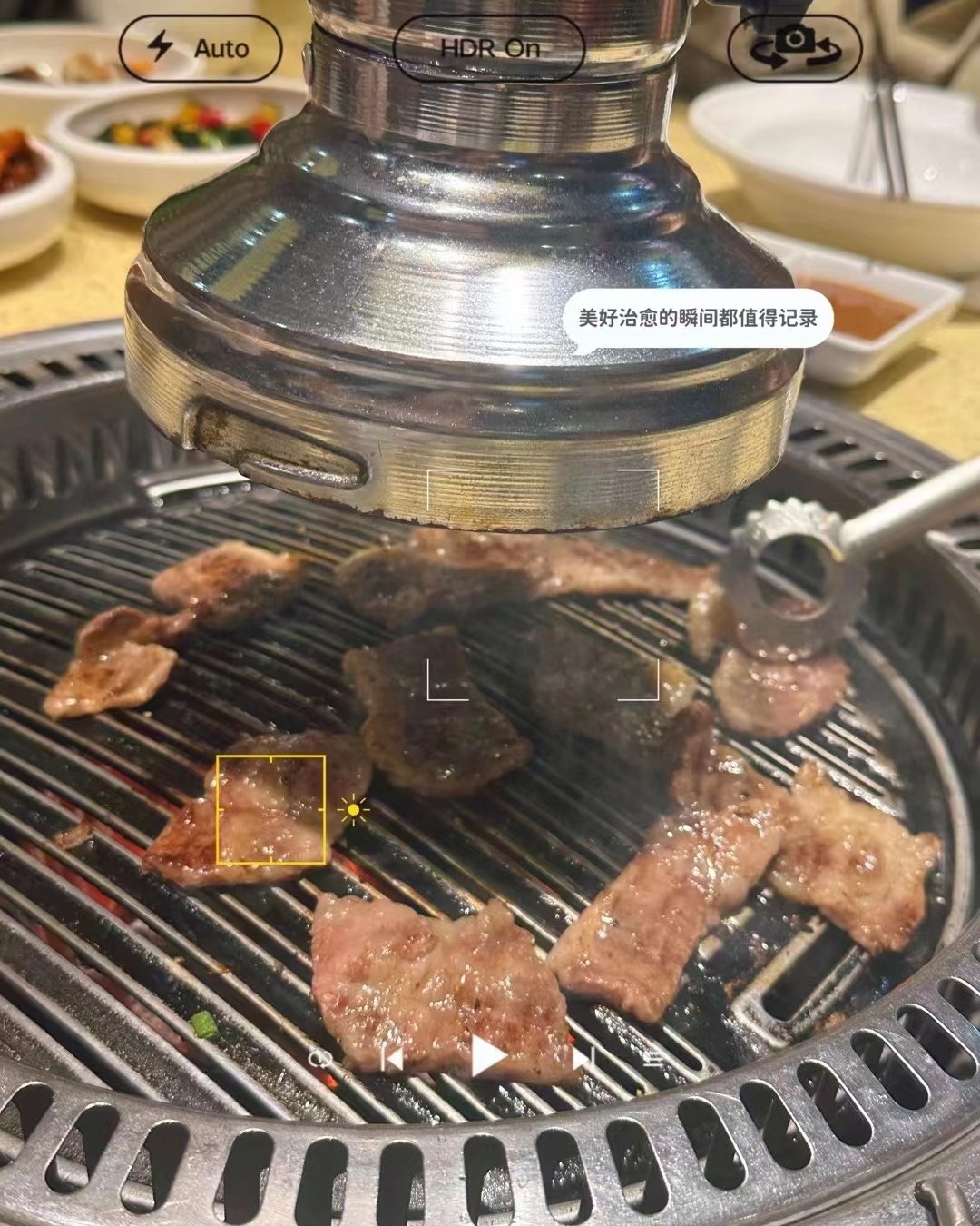 这顿算是我们2个战斗力渣渣的超常发挥的一顿晚餐，吃的烤肉，一