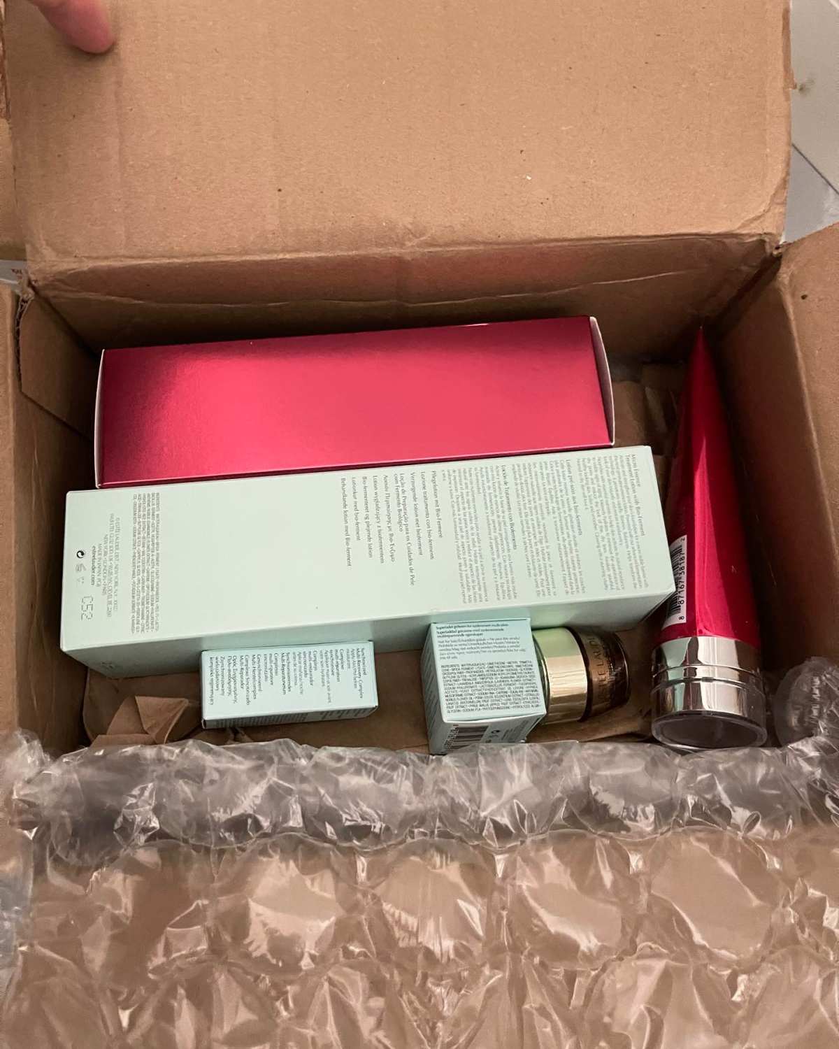 ❤️❤️❤️最近群里的友友们天天都在聊他们购买的护肤品，化妆