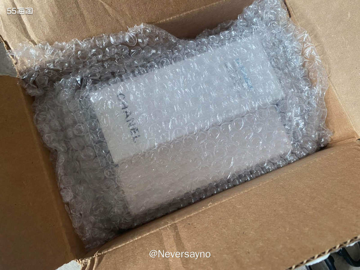 📦继续开箱6月份买的香奈儿洗面奶，有一个有点压盒  ▪️香