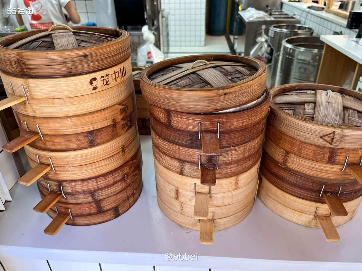 🌼笼中仙 🍃今天买的是笋丁酱肉小笼包，价格九元一笼！ �