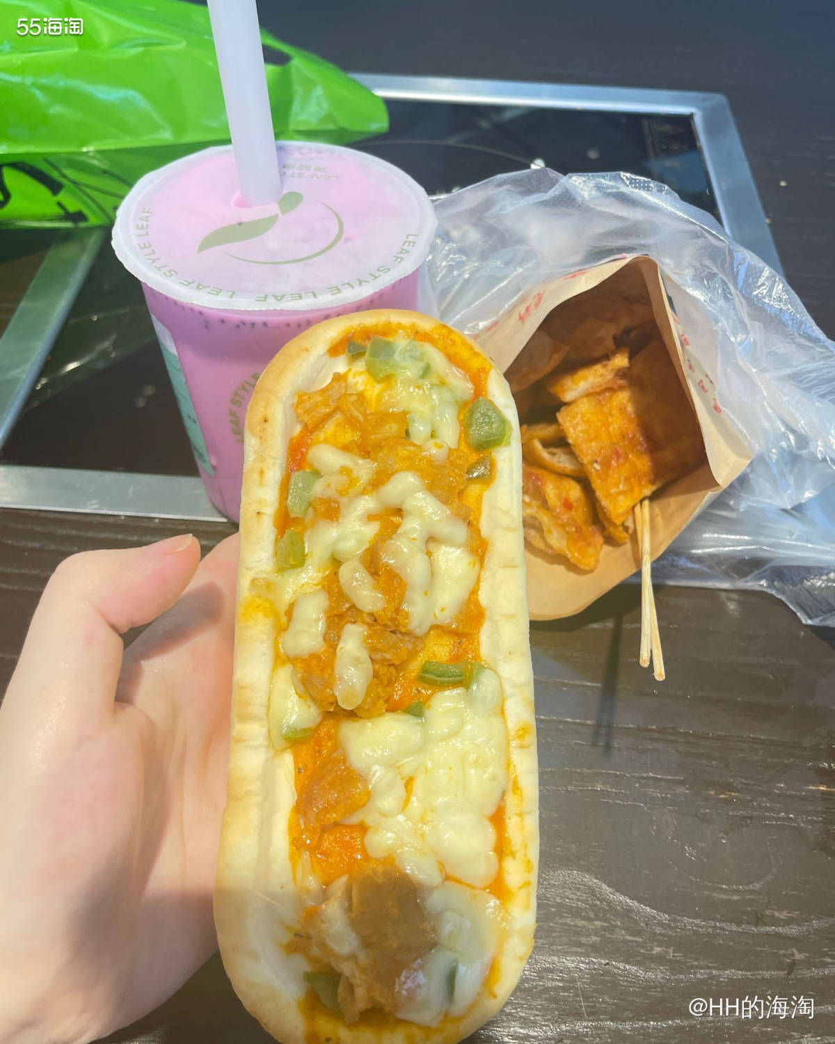 今日晚餐🥣，芝士鸡肉披萨+酱香饼+花青茉莉（有点火龙果）。