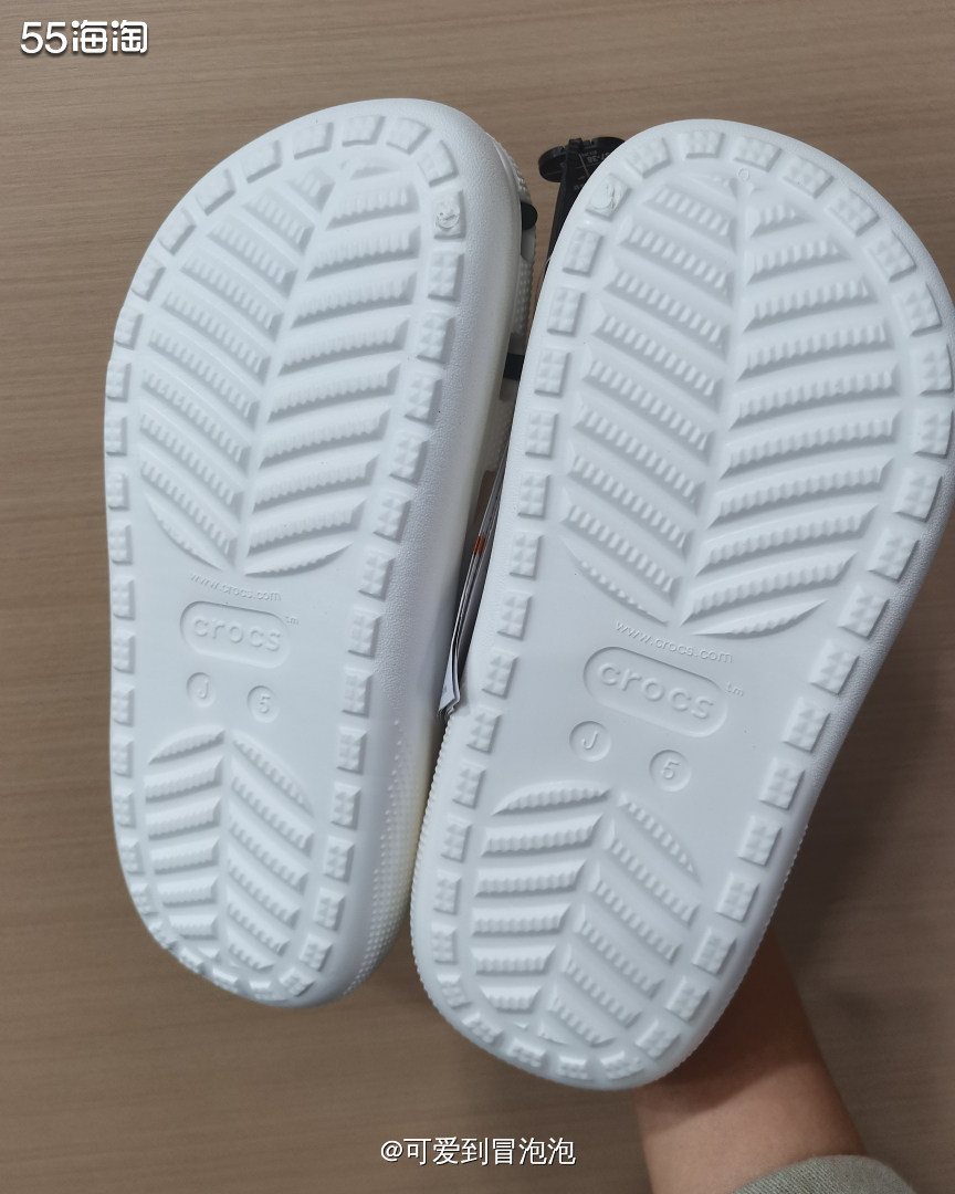 前段时间被小编安利了Crocs洞洞鞋，走集美速递买了1单，上
