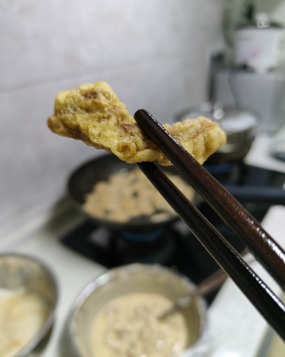 小酥肉，来一波。买了一些猪前腿肉，切成长条，加生抽，耗油，一