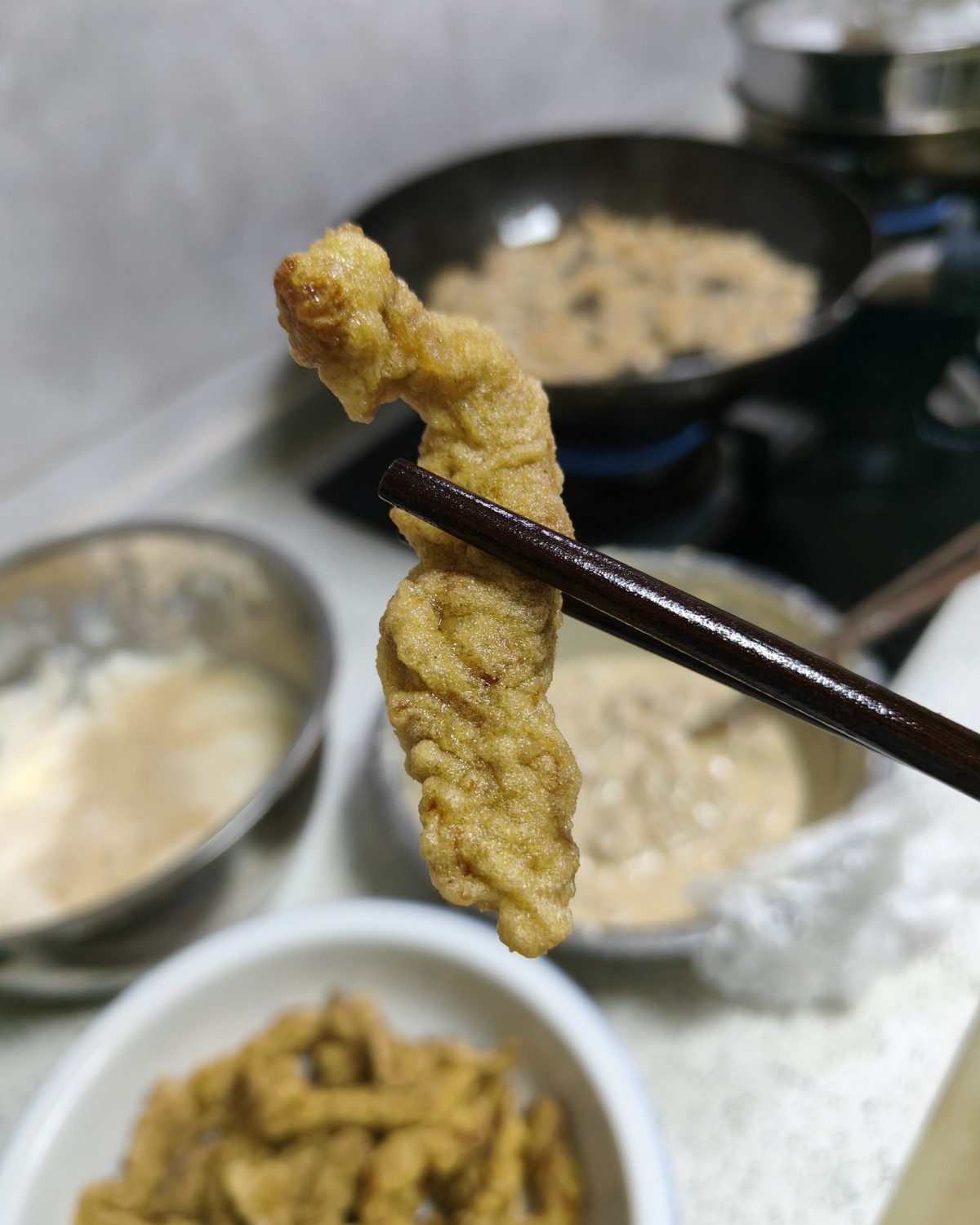 小酥肉，来一波。买了一些猪前腿肉，切成长条，加生抽，耗油，一