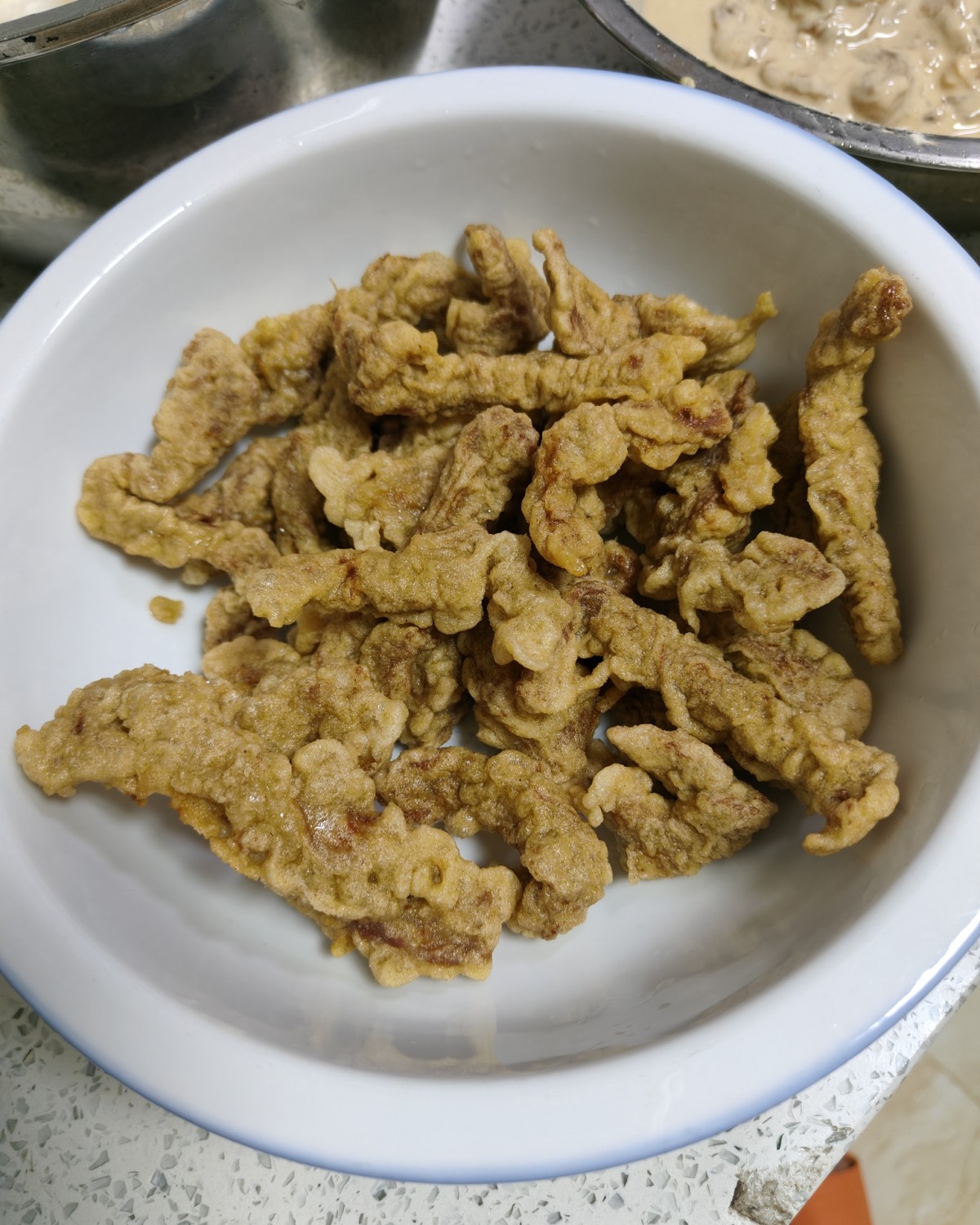 小酥肉，来一波。买了一些猪前腿肉，切成长条，加生抽，耗油，一