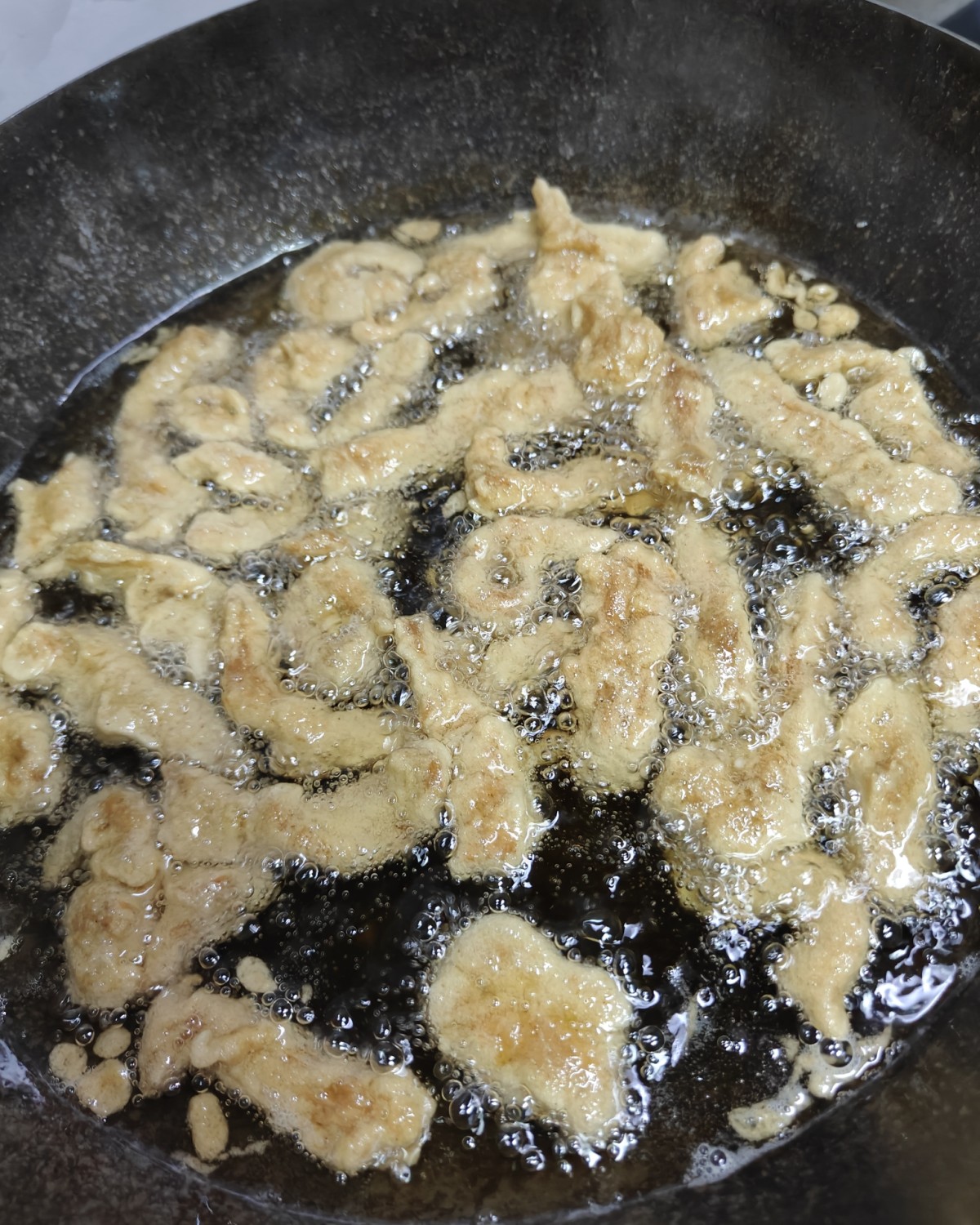 小酥肉，来一波。买了一些猪前腿肉，切成长条，加生抽，耗油，一